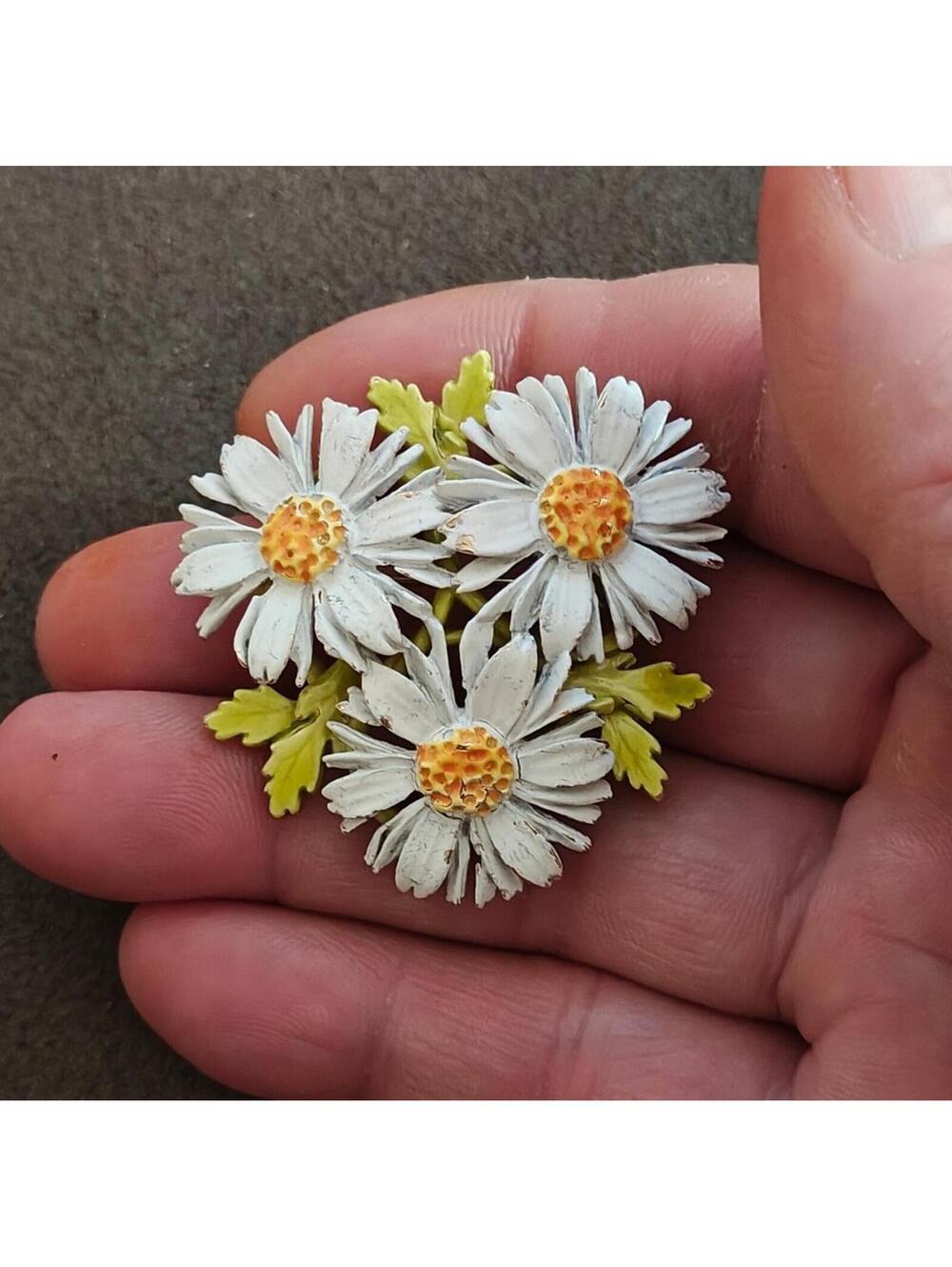 1960s Signed ART(Arthur Pepper) Gold Tone White Enamel Daisy Flower Brooch